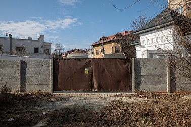 Poarta despre care vecinii spun că a fost instalată acum câteva luni