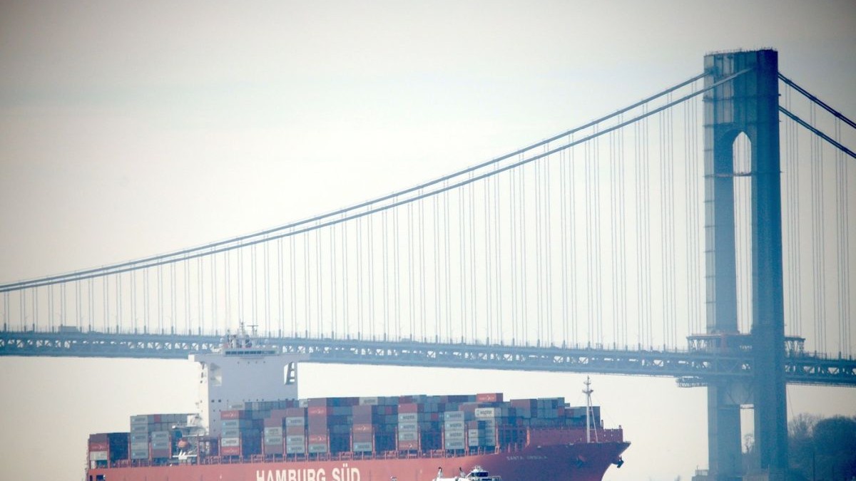 Navele de containere cu produse importate intră în portul New Jersey din New Jersey, Statele Unite, pe 3 februarie 2025