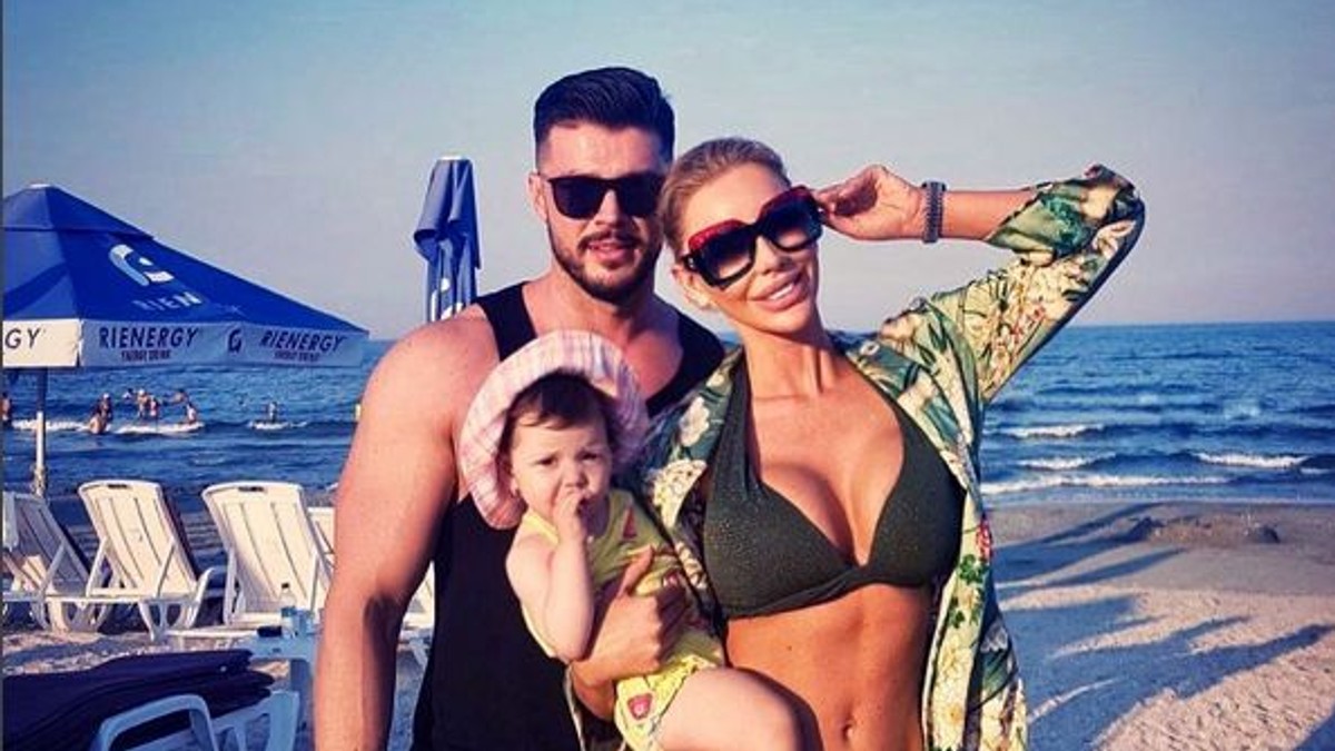Ce năzbâtii face fetița lui Victor Slav și a Biancăi Drăgușanu. fascinată de prizele din casă | VIDEO