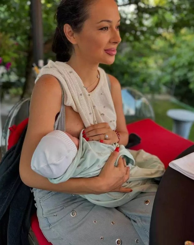 Vlăduța Lupău, despre alăptatul în public: „Este absurd să nu vrei să-i dai de mâncare copilului tău pentru că te vede cineva”