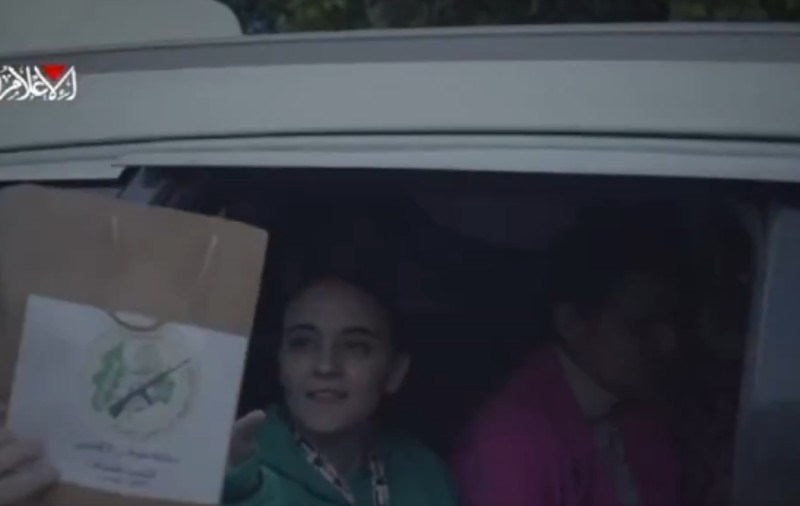 Ostaticii israelieni eliberați au fost forțați să poarte pungi de cadouri Hamas și steaguri palestiniene la gât