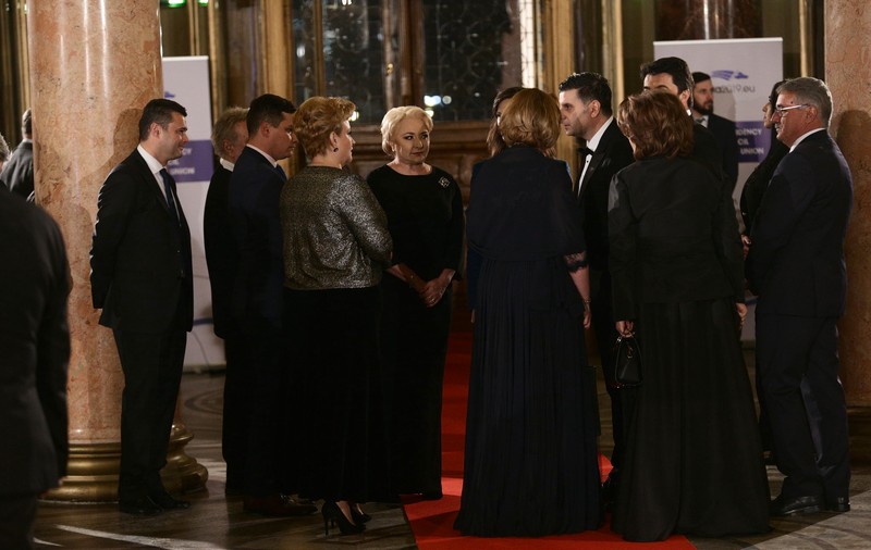 Ce nu s-a văzut la ceremonia preluării Președinției Consiliului UE: brambureală la primirea invitaţilor, aglomeraţie în sală, adversarii politici prietenoși - FOTO