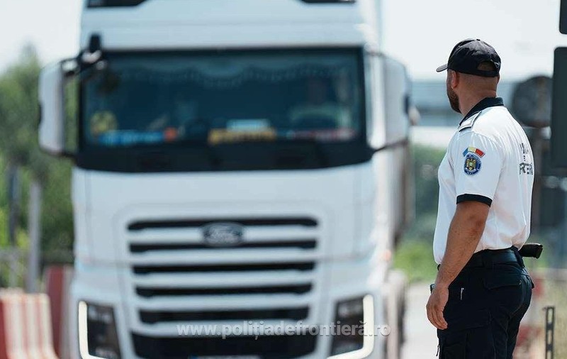 Inspectorii de la Vama Isaccea au confiscat aproape 1.300 de perechi de încălțăminte de marcă suspectate că sunt contrafăcute, în valoare de 4,9 milioane de lei, aflate într-un camion spre Odesa. Foto: Poliția de Frontieră Română