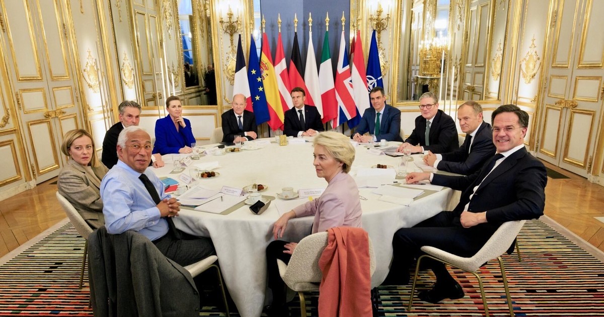 Imagine de la summit-ul de pace de la Paris, cu toți liderii europeni care participă în jurul unei mese rotunde.