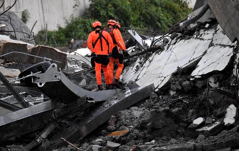 Român mort în tragedia din Italia. 35 de oameni au murit în urma prăbușirii podului din Genova