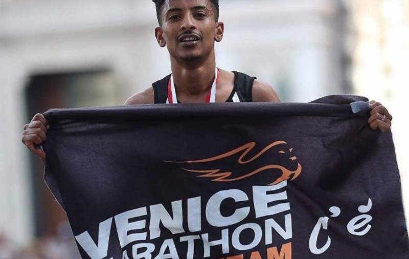 Un italian a câștigat maratonul de la Veneția după ce favoriții au fost duși pe un drum greșit | VIDEO