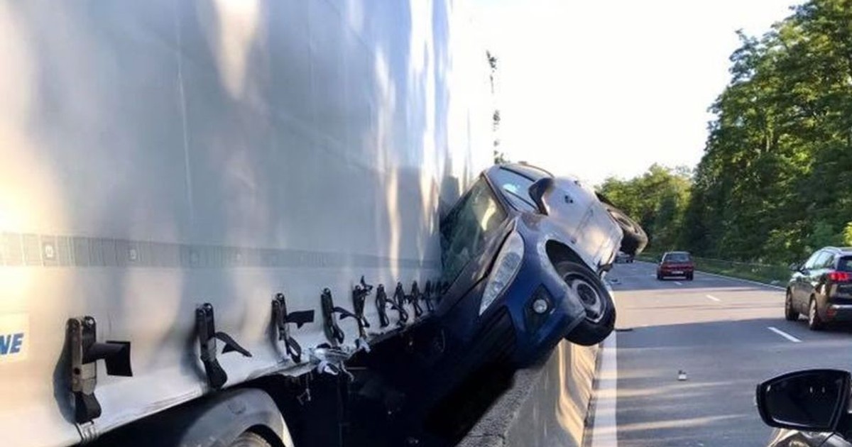 Un șofer român a strivit cu camionul o mașină pe o șosea din Franța