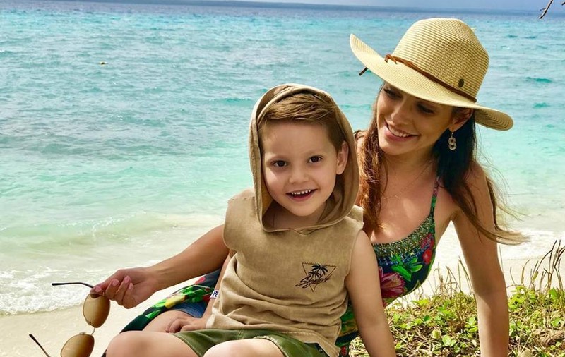 S-au stabilit în Australia, dar n-au uitat limba română. Celia l-a învățat pe fiul ei doar limba maternă