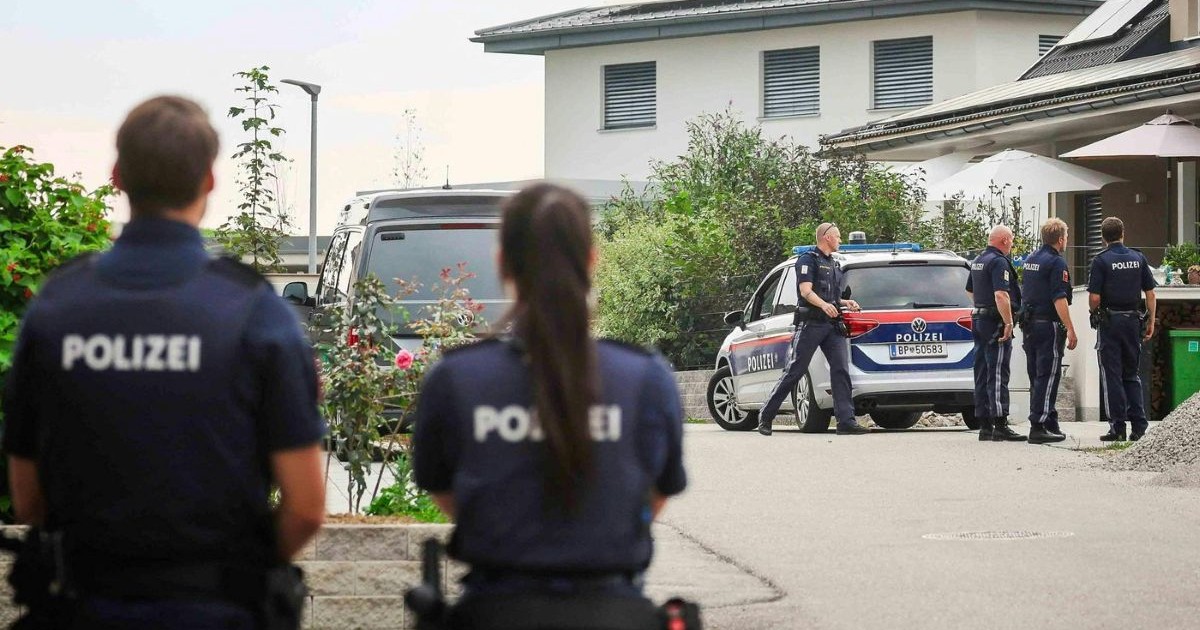 Doi agenți de poliție din Austria îi supraveghează pe colegii lor care intervin la o acțiune