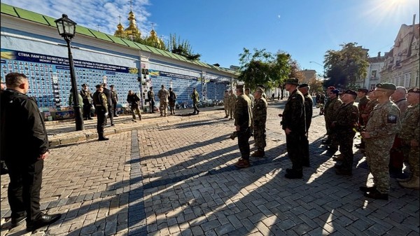 Cei 32 de membri ai Comitetului Militar al NATO la Zidul Comemorării din Kiev Sursa foto X @CMC_NATO