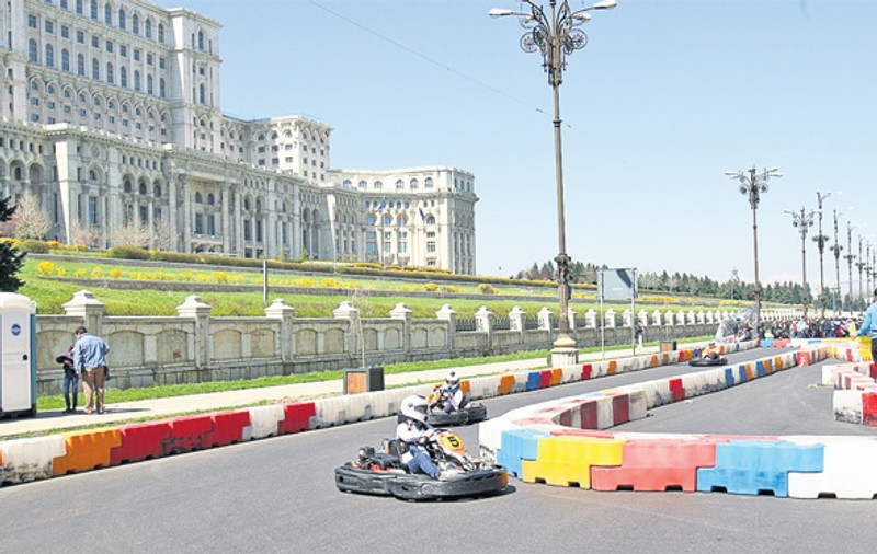S-au dat cu maşinuţele lângă Palatul Parlamentului
