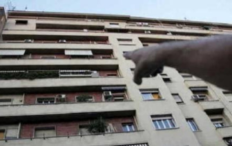 O româncă din Italia s-a aruncat de la etaj din cauza amenințărilor soțului. Bărbatul a fost arestat