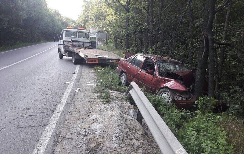 Accident grav pe DN 72. S-au izbit cu mașina de un pom după ce au intrat în “curba morții”