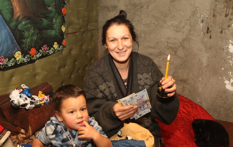 Femeia care locuieşte într-o baracă a primit ajutoare: «Mulțumesc ziarului Libertatea. Cu voi trec şi de iarna asta»