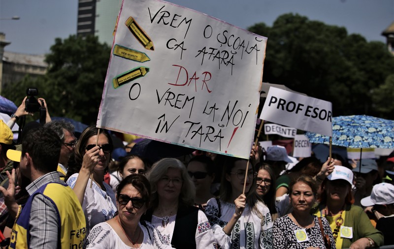 Suntem penultima țară din UE ca procent din PIB dedicat educației. Chiar și Polonia, un exemplu de înarmare, nu are salarii mai mari în armată, decât în educație