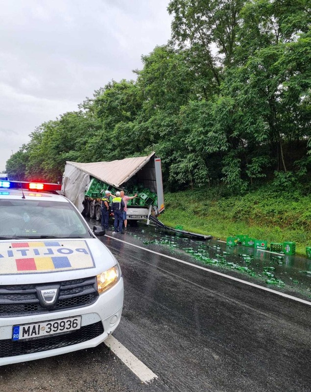 Un autocar cu 56 de persoane s-a ciocnit violent cu un autocamion plin cu bere, în județul Sibiu