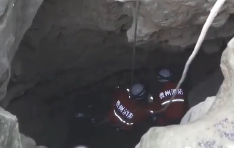 Salvare dramatică: Un copil de cinci ani a căzut într-o groapă de 30 de metri adâncime / VIDEO