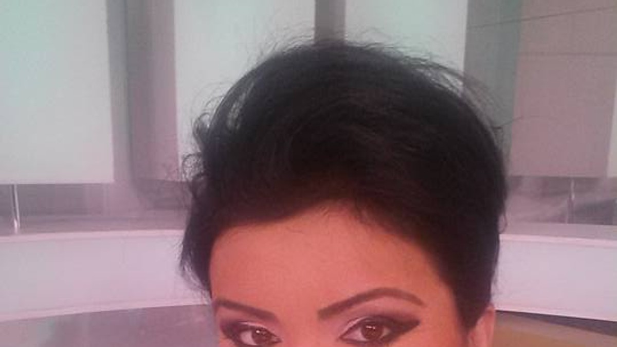 Adriana bahmuțeanu își face un selfie într-un studio de televiziune