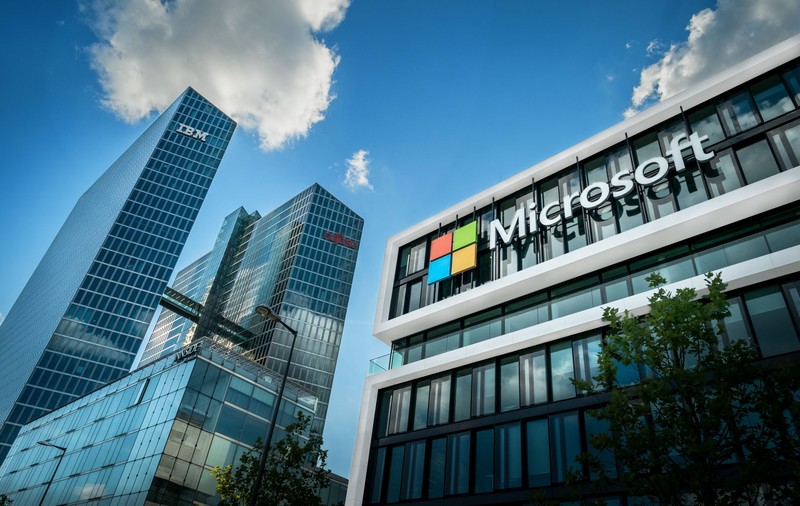 Ce se întâmplă important în lume, în 10 știri. Investițiile uriașe ale Microsoft în Europa, înfrățirea tehnologiei spațiale cu medicina și cum a lovit criza COVID IT-ul