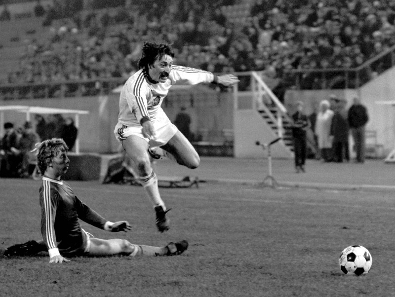 Antonin Panenka (în alb) într-un meci Cehoslovacia - Luxemburg din 1979 / FOTO. EPA