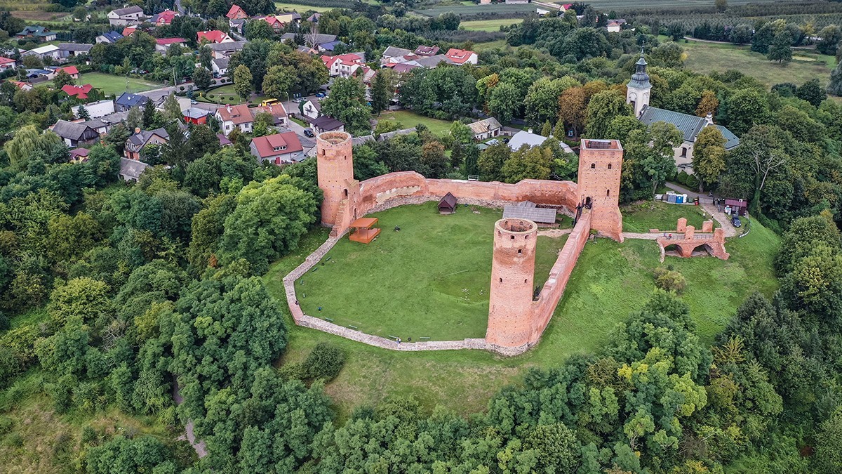 Castelul Czersk din Polonia înconjurat de copaci