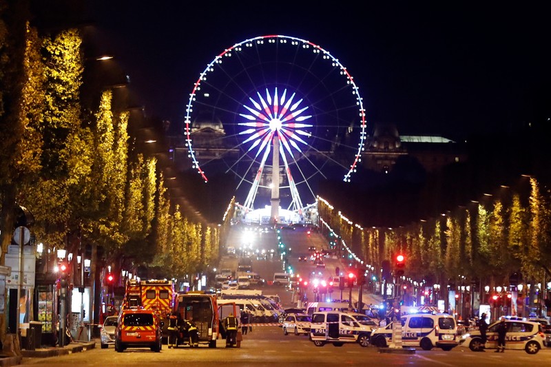 Imagine cu bulevardul Champs Elysees închis de poliție, joi noaptea,