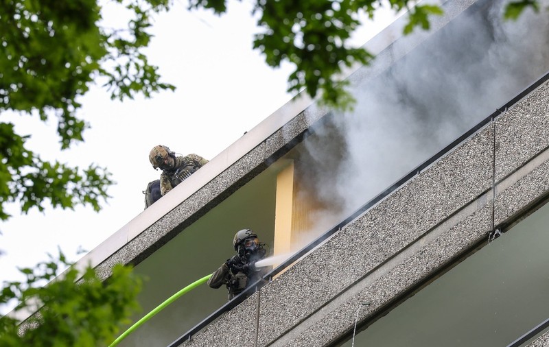 Explozie provocată de un bărbat într-un bloc din Germania. Cel puțin 12 pompieri și polițiști au fost răniți