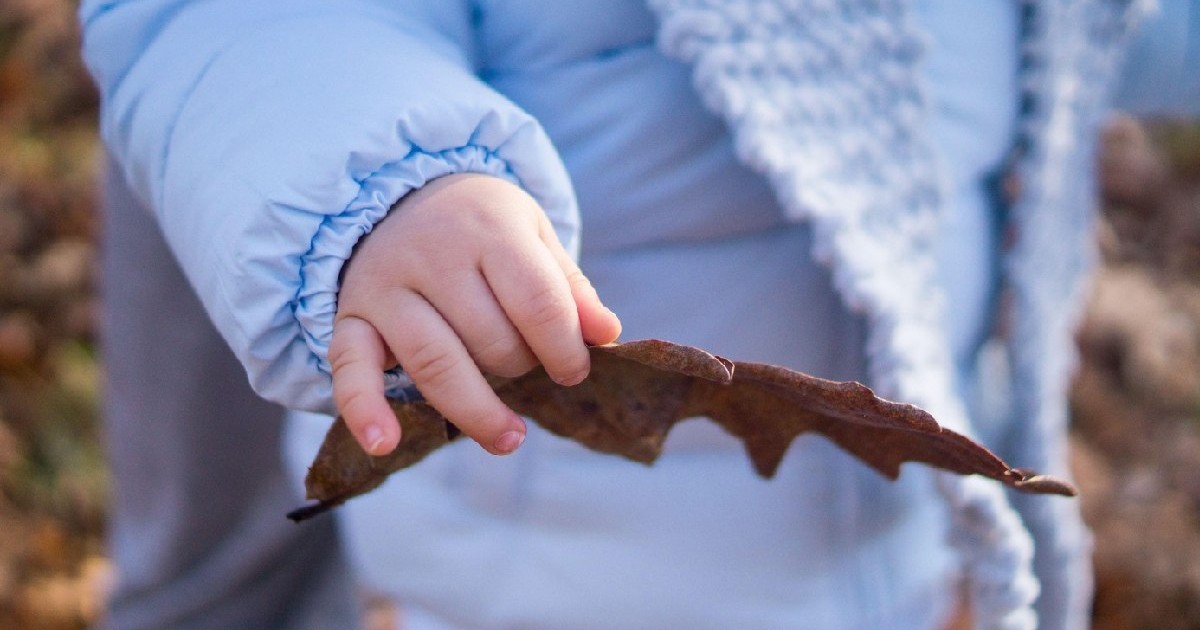 Fotografia unui copil de nerecunoscut care se joacă în aer liber