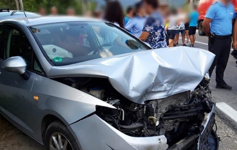 Trafic blocat pe DN 1A, în localitatea Cheia, în urma unui grav accident rutier soldat cu trei răniți