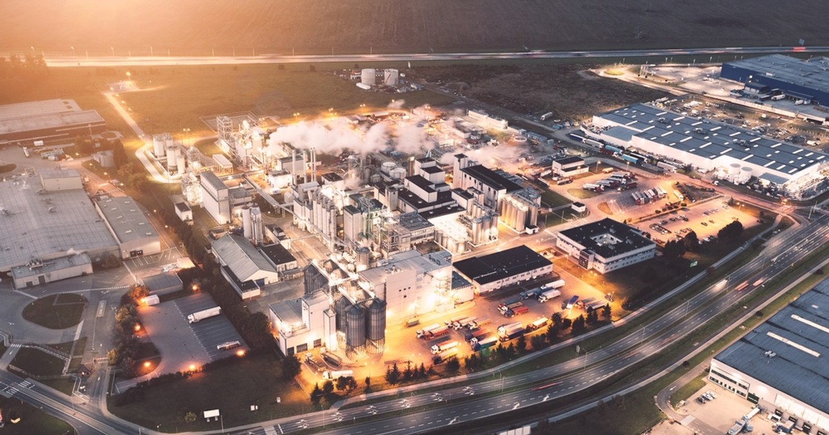 Care sunt cele mai mari fabrici din lume - Imagine cu un peisaj industrial în Wroclaw, Polonia