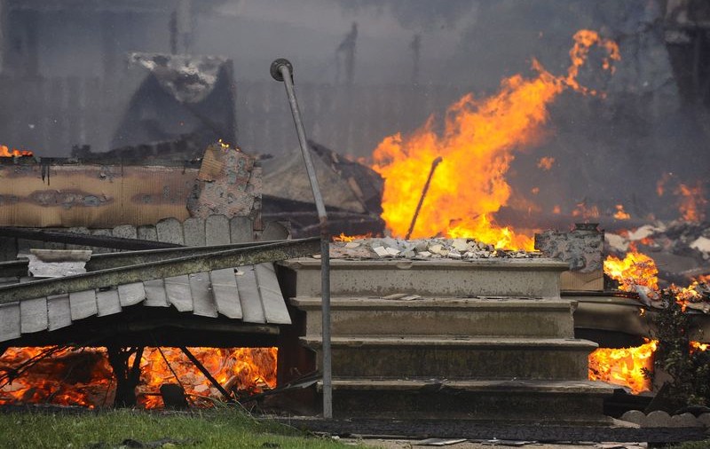 Şi-a dat foc la casă după ce a confundat frigiderul cu şemineul