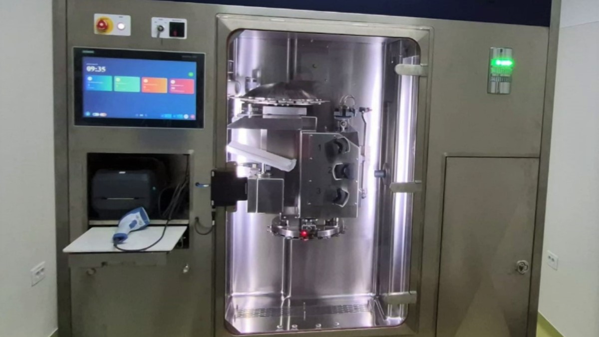Imaginea prezintă un robot ultraperformant de preparare a citostaticelor, utilizat în tratamentul cancerului. Dispozitivul este un echipament modern din inox