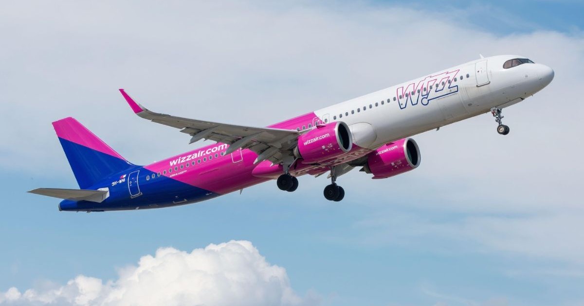 Avionul Airbus A321 al companiei Wizz Air în timpul zborului