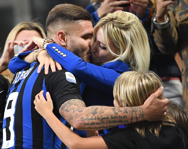 Un student român îi face ghetele lui Mauro Icardi, starul argentinian de la Inter Milano! Octavian Graure îi desenează și îi personalizează adidașii atacantului. Antonia, printre clienții săi