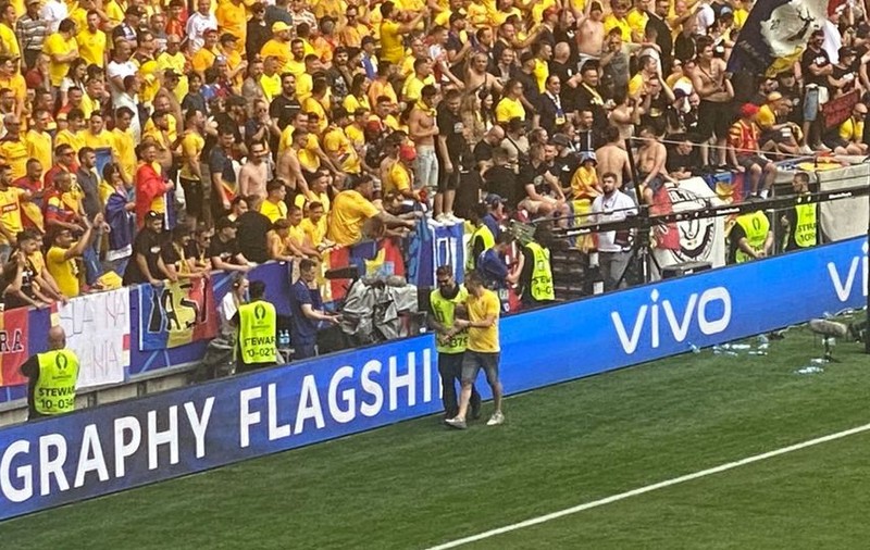 Euro 2024. Doi suporteri români au intrat pe teren la meciul cu Ucraina. Unul dintre ei s-a dus țintă spre Stanciu