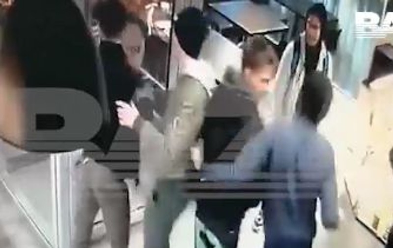 O adolescentă din Rusia, bătută de șapte bărbați pentru că "părea lesbiană"