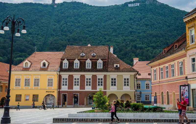 Imagine din Brașov, din urmă cu 176 de ani, expusă într-un muzeu: „Aici se adună toate popoarele învecinate”