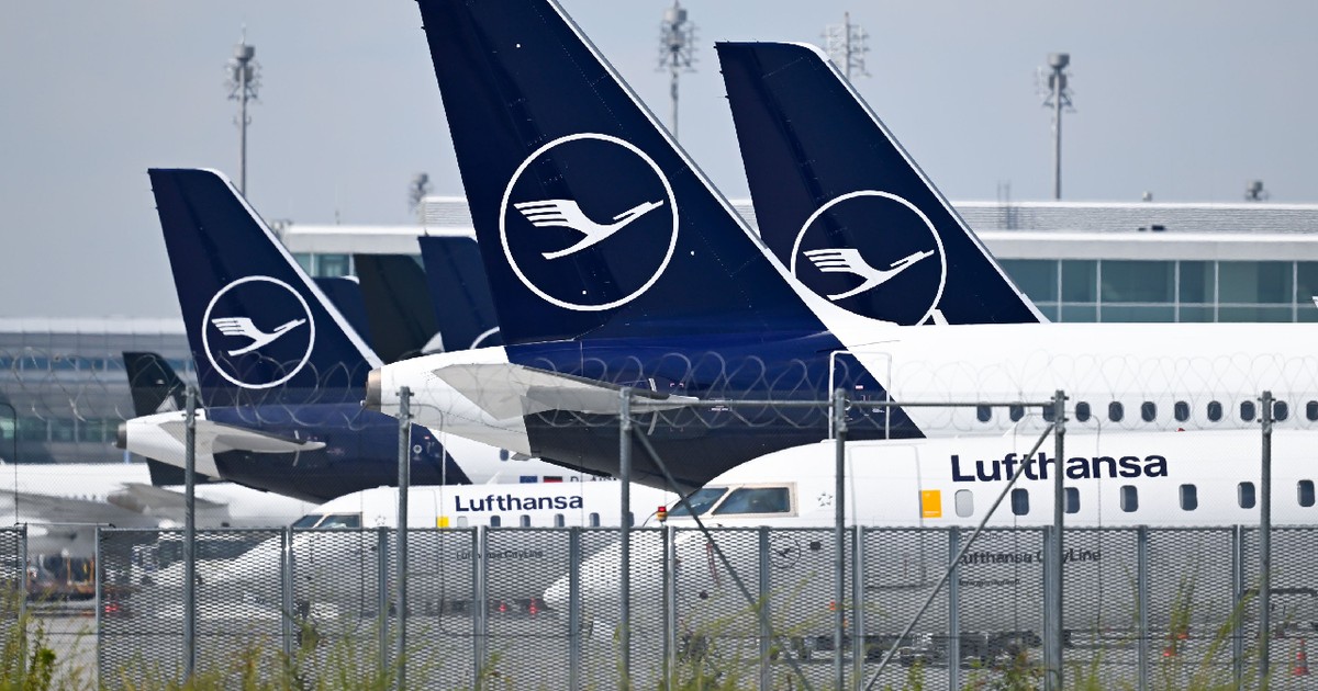 18 aprilie 2026, Bavaria, München: Avioanele Lufthansa și Lufthansa CityLine sunt staționate pe Aeroportul din München.