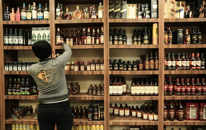 Avertisment pentru turiști: nu beți alcool în aceste locații! Lista țărilor considerate periculoase pentru că folosesc alcool ieftin