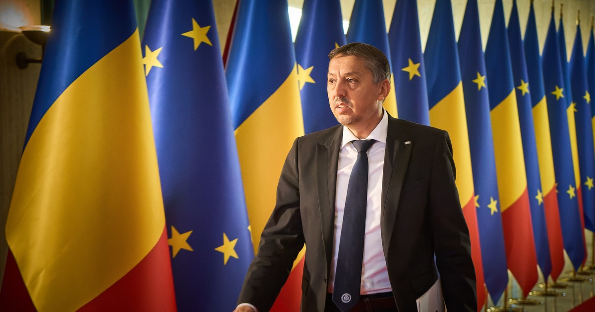 Ministrul Educației Daniel David flancat de steagurile României