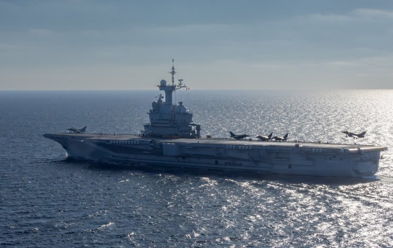 Franţa trimite un portavion nuclear în Marea Mediterană, sub control NATO: „Este un mesaj adresat ruşilor”