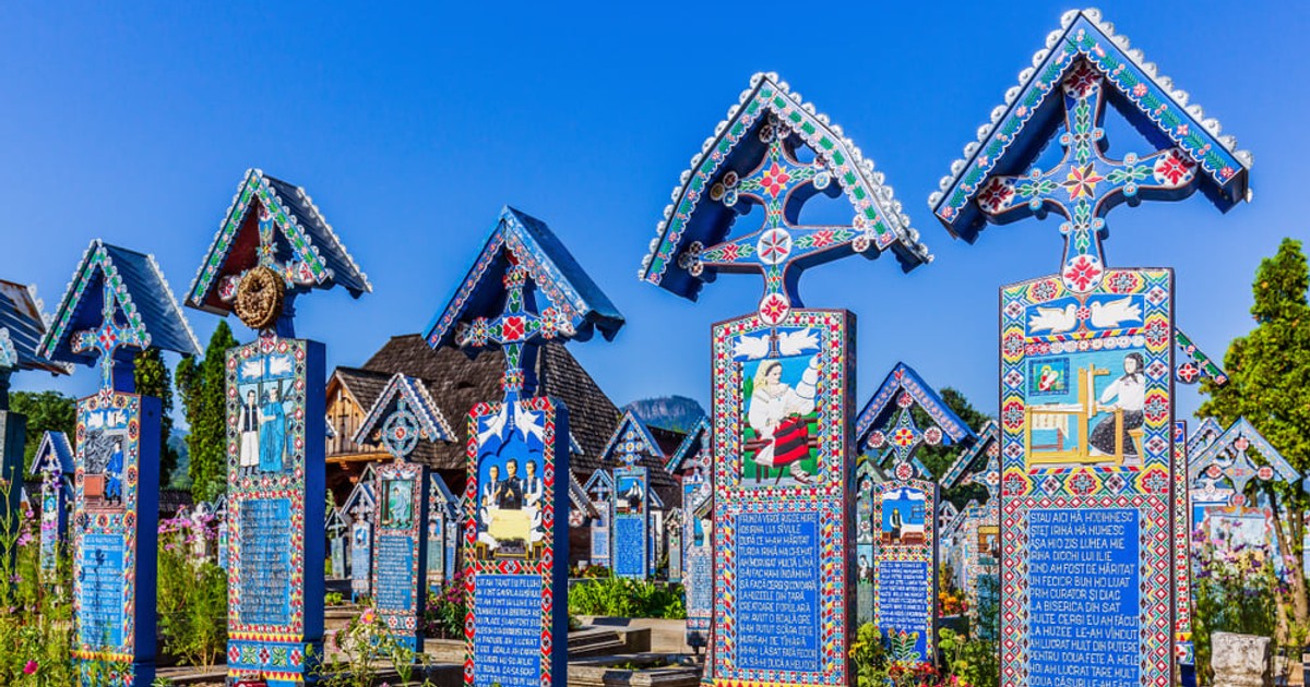 Povestea Cimitirului Vesel din Săpânța - ce mesaje sunt scrise pe crucile viu colorate