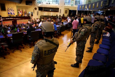 Imaginile cu militarii care au intrat înarmaţi în Parlament au şocat opinia publică din El Salvador Foto: EPA