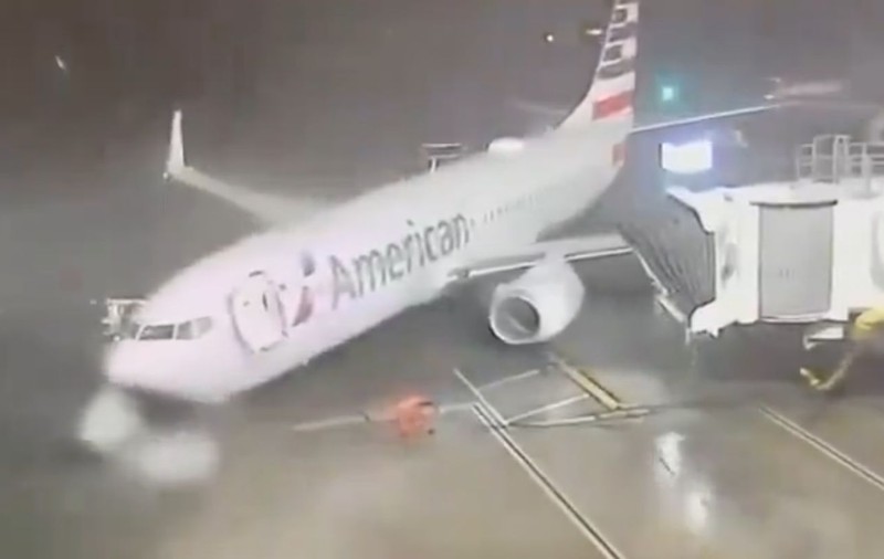 Un Boeing 737 a fost luat de vânt înainte de îmbarcarea pasagerilor | VIDEO