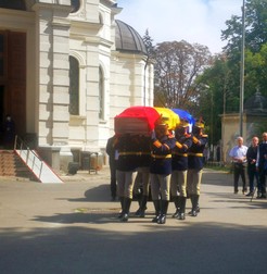 Sicriul cu trupul neînsuflețit al lui Ion Caramitru este purtat de 6 militari, care înaintează pe Aleea Celebrităților, în aplauzele celor prezenți la Cimitirul Bellu