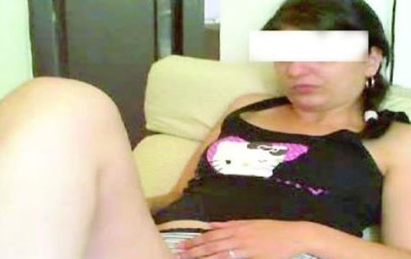 Ce spun colegii profesoarei prinsă că face videochat! Ce este mai grav? Gestul femeii sau faptul că un elev a intrat pe un site pentru adulţi!