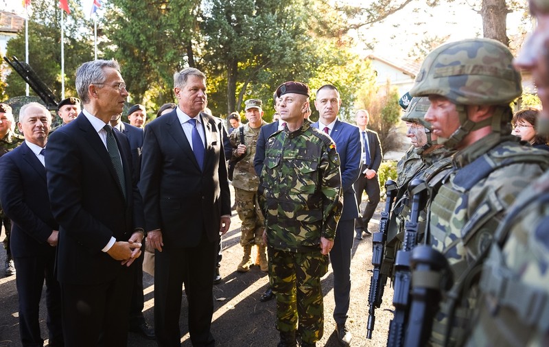 Mesajul lui Jens Stoltenberg către militarii Brigăzii Multinaționale: „Trimiteți un mesaj clar: NATO este aici, NATO este puternică, NATO este unită”