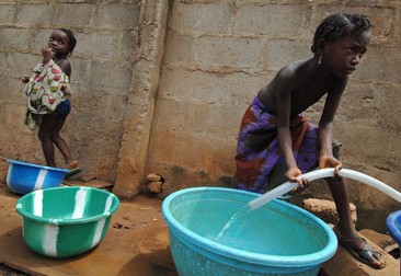A child takes water from a tank, 16 April 2007, in Baruwa, Lagos. Many communities complain that their wells have become polluted by leaking underground oil pipelines.,Image: 20875411, License: Rights-managed, Restrictions: , Model Release: no, Credit line: Profimedia