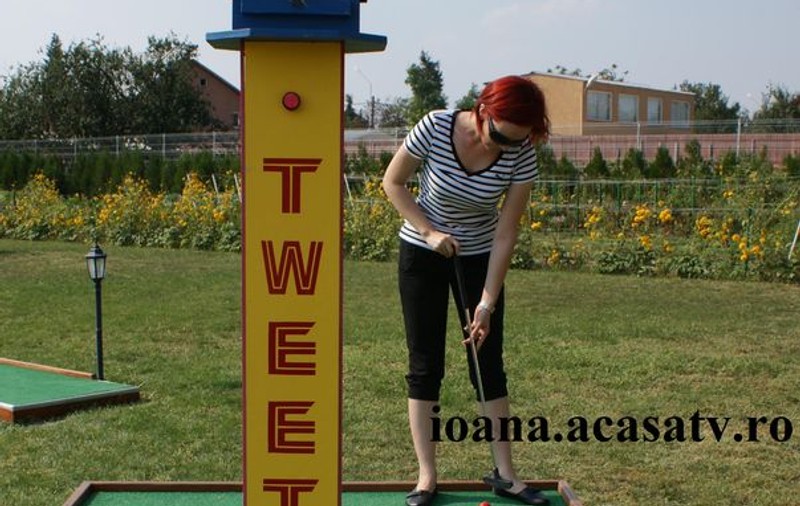 Foto | Ioana Maria Moldovan o ia pe urmele lui Tiger Woods. Uite cum se distrează la mini-golf!