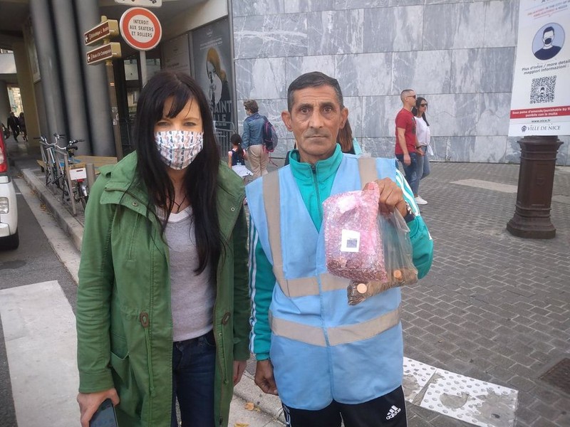 Jojo și monedele mici donate pentru victimele furtunii Alex. Foto: Facebook / Tania Teressa
